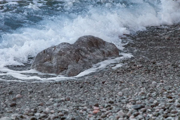 As ondas passam por terra — Fotografia de Stock