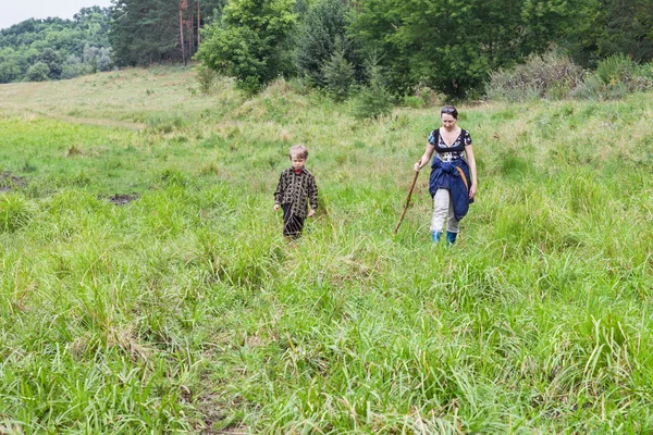 草原を闊歩する孫と祖母 — ストック写真