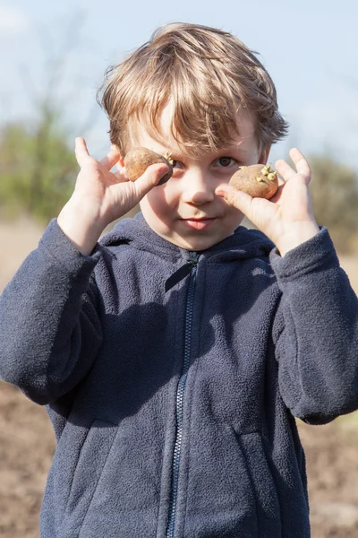 Retrato de niño con patatas — Foto de Stock