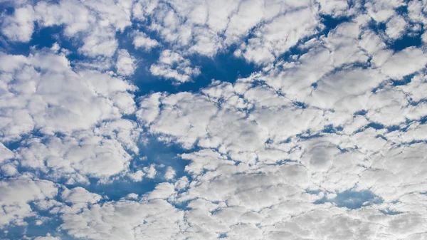 Nubes cúmulos — Foto de Stock