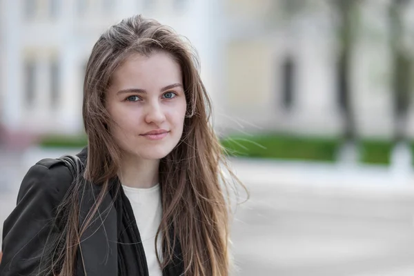 Portret vrij jonge vrouw — Stockfoto