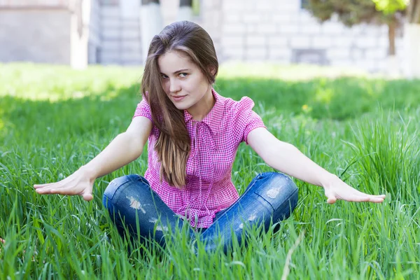 Junge Frau meditiert — Stockfoto