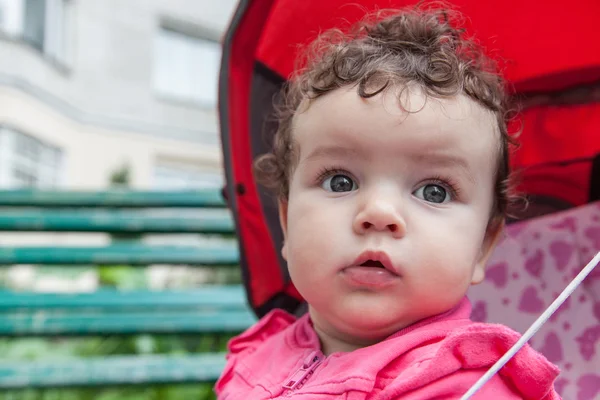 Bebek kız açık havada portresi — Stok fotoğraf