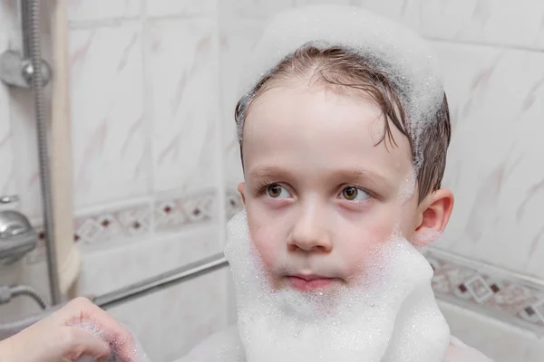 Lindo niño en espuma de jabón — Foto de Stock