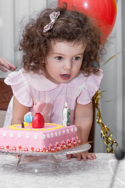 Dziecko dziewczynka obchodzi urodziny — Zdjęcie stockowe