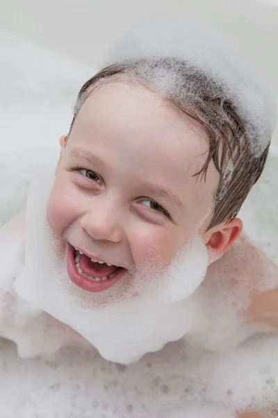 Schattig kind in zeep schuim — Stockfoto