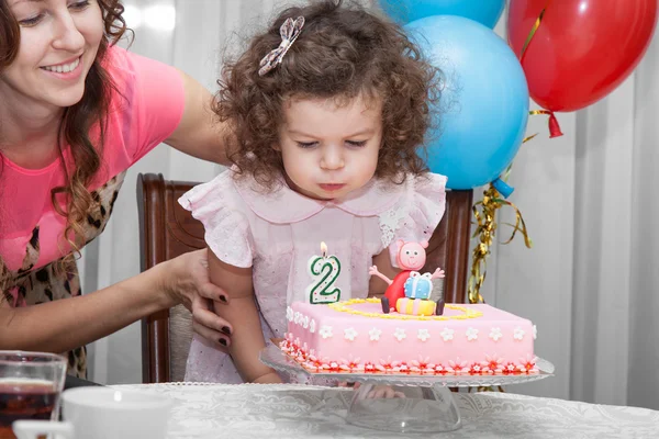 La bambina festeggia il compleanno Immagine Stock