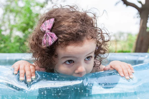 Baby flicka i uppblåsbar pool — Stockfoto