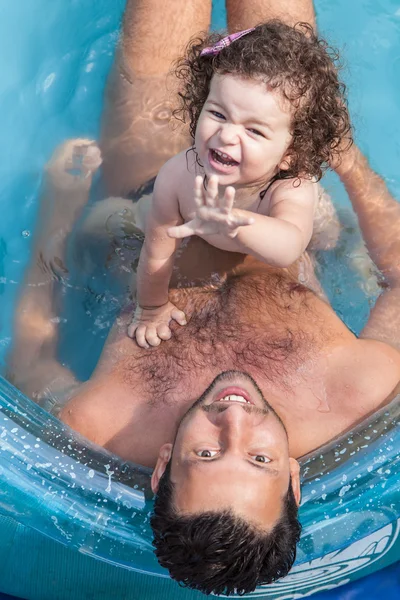 爸爸和女儿在游泳池 — 图库照片