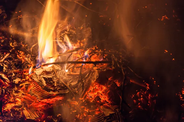 Vlammen voor bonfire per nacht — Stockfoto