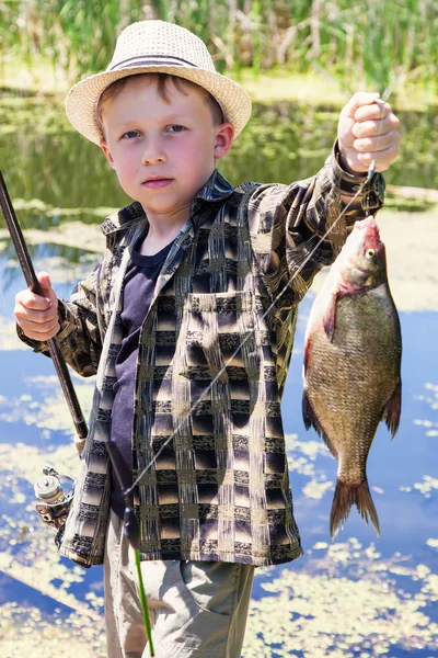 Jeune pêcheur attrapé une brème — Photo