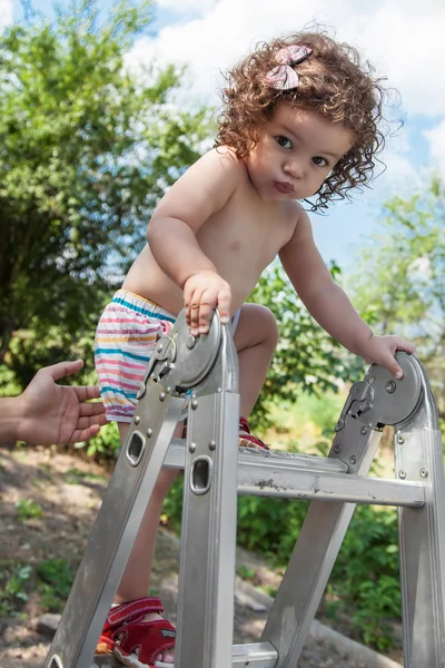 Mädchen klettert auf Leiter — Stockfoto