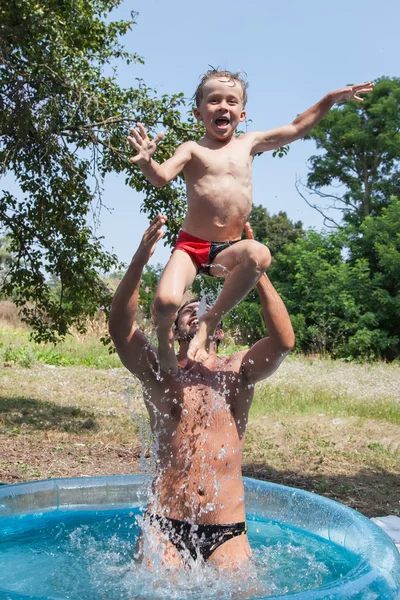 Pai brincando com seu filho — Fotografia de Stock