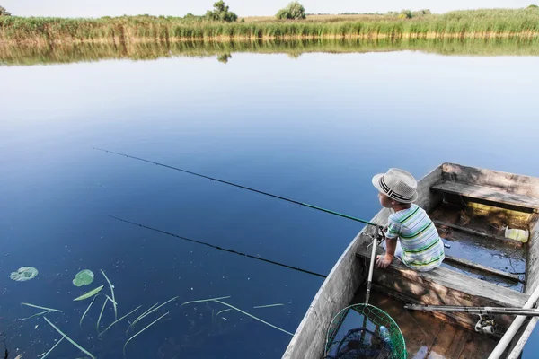 Niño pescando en caña de pescar —  Fotos de Stock