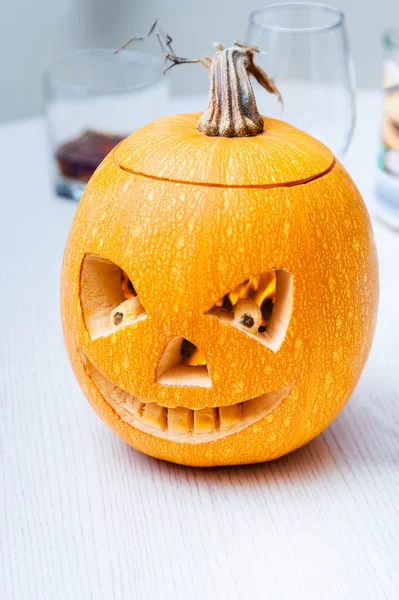 Halloween-Kürbis mit geschnitzten Gesichtern — Stockfoto