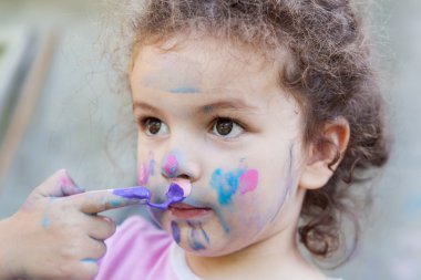Kız bebek yüzü boyalar