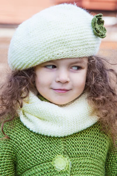 Ragazza in vestiti a maglia a mano — Foto Stock