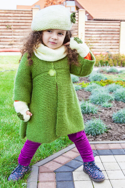 Девушка в одежде вязана вручную
