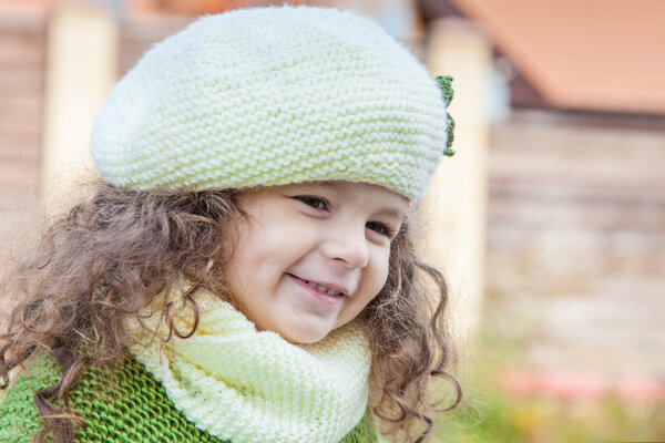 Девушка в одежде вязана вручную
