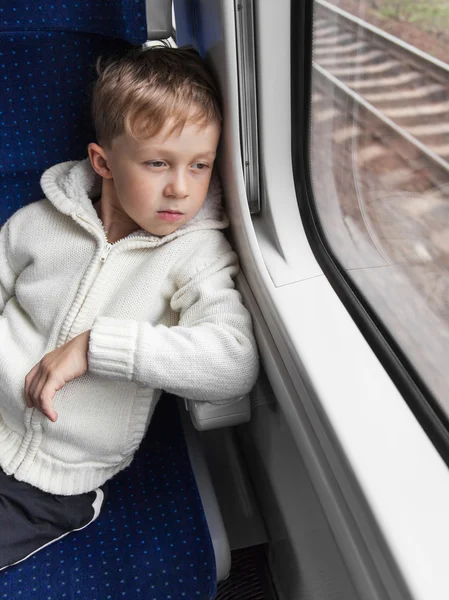 Chlapec při pohledu z okna vlaku — Stock fotografie