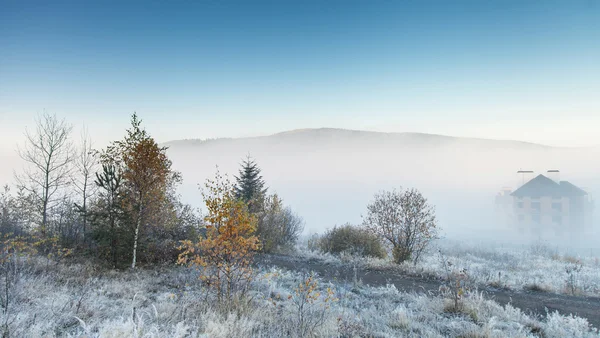 산 속의 안개낀 아침 — 스톡 사진