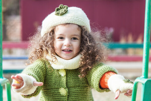 Девушка в одежде вязана вручную
