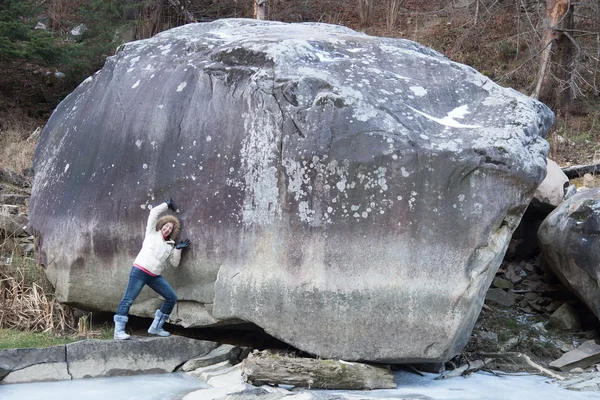 Vrouw in de buurt van enorme boulder — Stockfoto