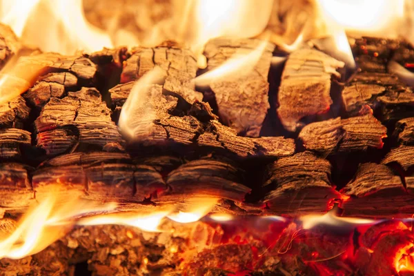 Pedaço de madeira em chamas — Fotografia de Stock