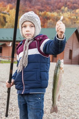 Yakalanan çocuk alabalık