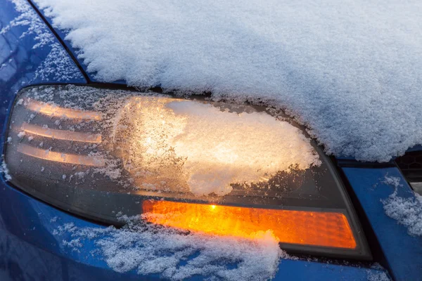 Reflektorów samochodu miga pod śniegiem — Zdjęcie stockowe
