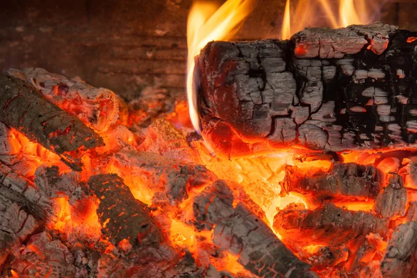 Pieza ardiente de madera — Foto de Stock