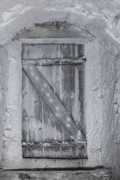 Cold cellar with vintage door — Stock Photo, Image