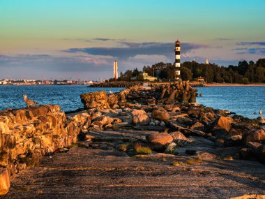 Denizin üzerinde gün batımı