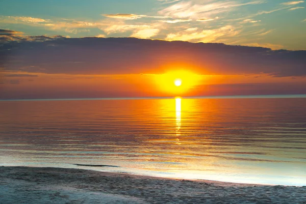 Puesta de sol sobre el mar —  Fotos de Stock