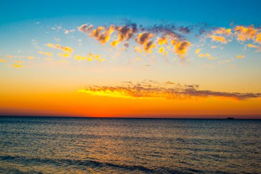 Denizin üzerinde gün batımı