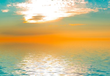 Denizin üzerinde gün batımı