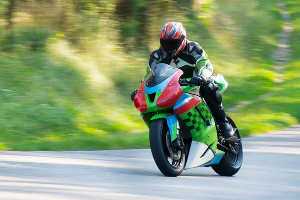 Motorrijder in beweging — Stockfoto