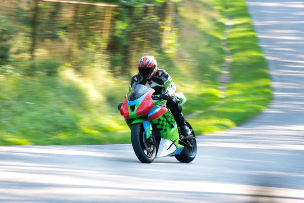 Motociclista en movimiento — Foto de Stock