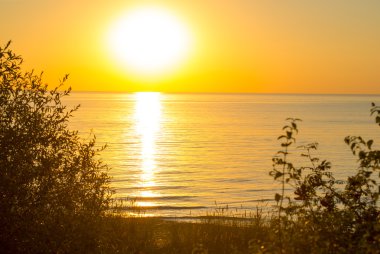 Denizin üzerinde gün batımı