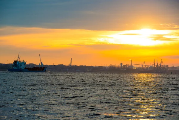 Sonnenuntergang über dem Meer lizenzfreie Stockbilder