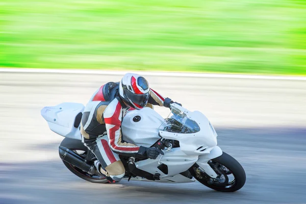 Dynamischer Motorradrennen — Stockfoto