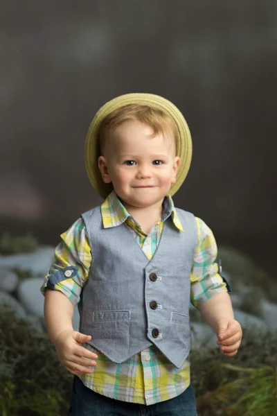 Bien vestido niño pequeño — Foto de Stock