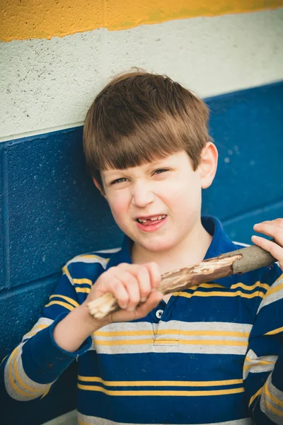 Garçon autiste avec bâton — Photo