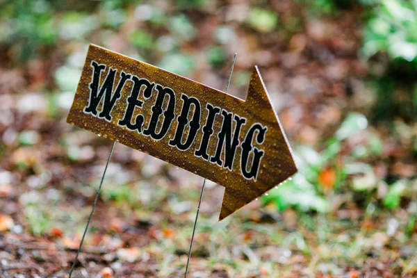 Bröllop pilen underteckna regnade på — Stockfoto