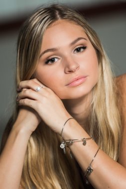 Lise Kıdemli Portreler için poz veriyor.