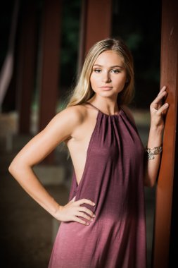 Lise Kıdemli Portreler için poz veriyor.