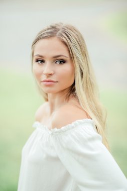 Lise Kıdemli Portreler için poz veriyor.