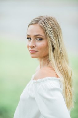 Lise Kıdemli Portreler için poz veriyor.