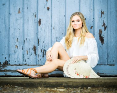 Lise Kıdemli Portreler için poz veriyor.