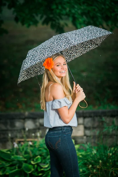 Colegial poses seniores com guarda-chuva para retratos em um chuvoso — Fotografia de Stock